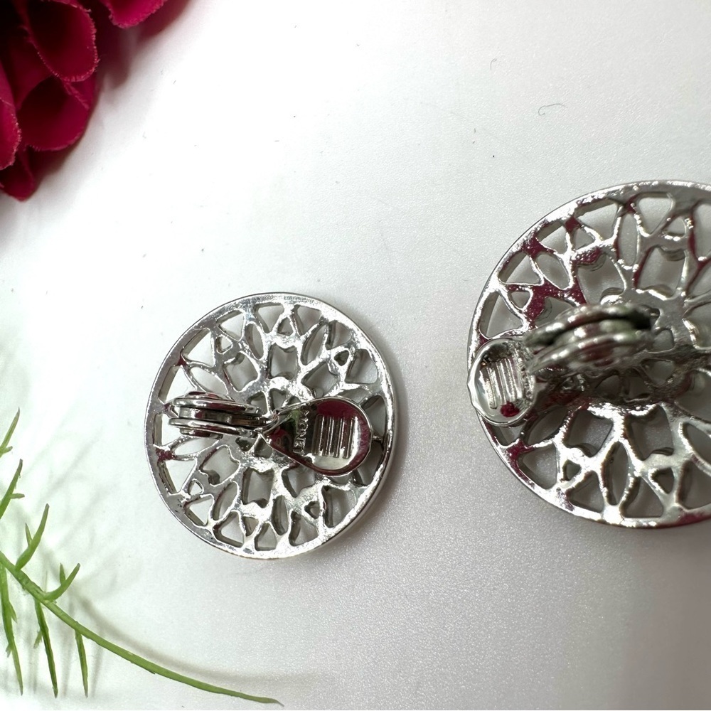 VINTAGE⚜️MONET Crystal Cluster Clip Earrings - Picture 5 of 7